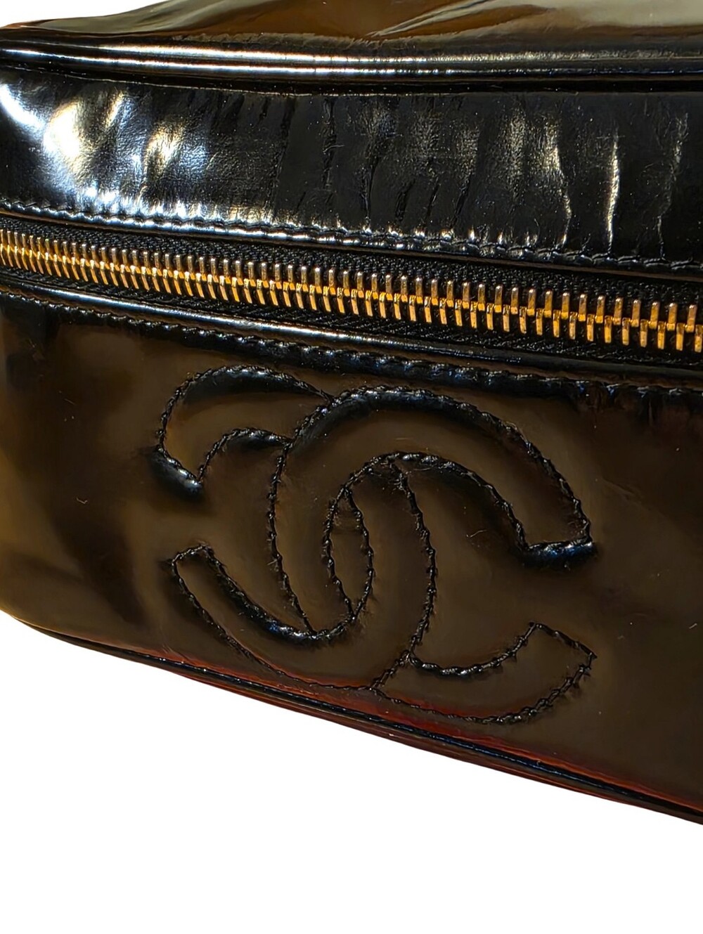 CHANEL PATENT LEATHER VANITY CASE - Picture 2 of 16